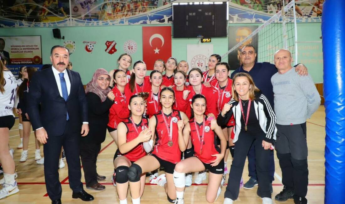 Aksaray’da Okul Sporları genç kızlar voleybol il birinciliği Atatürk Spor