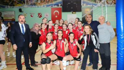 Aksaray’da Okul Sporları genç kızlar voleybol il birinciliği Atatürk Spor