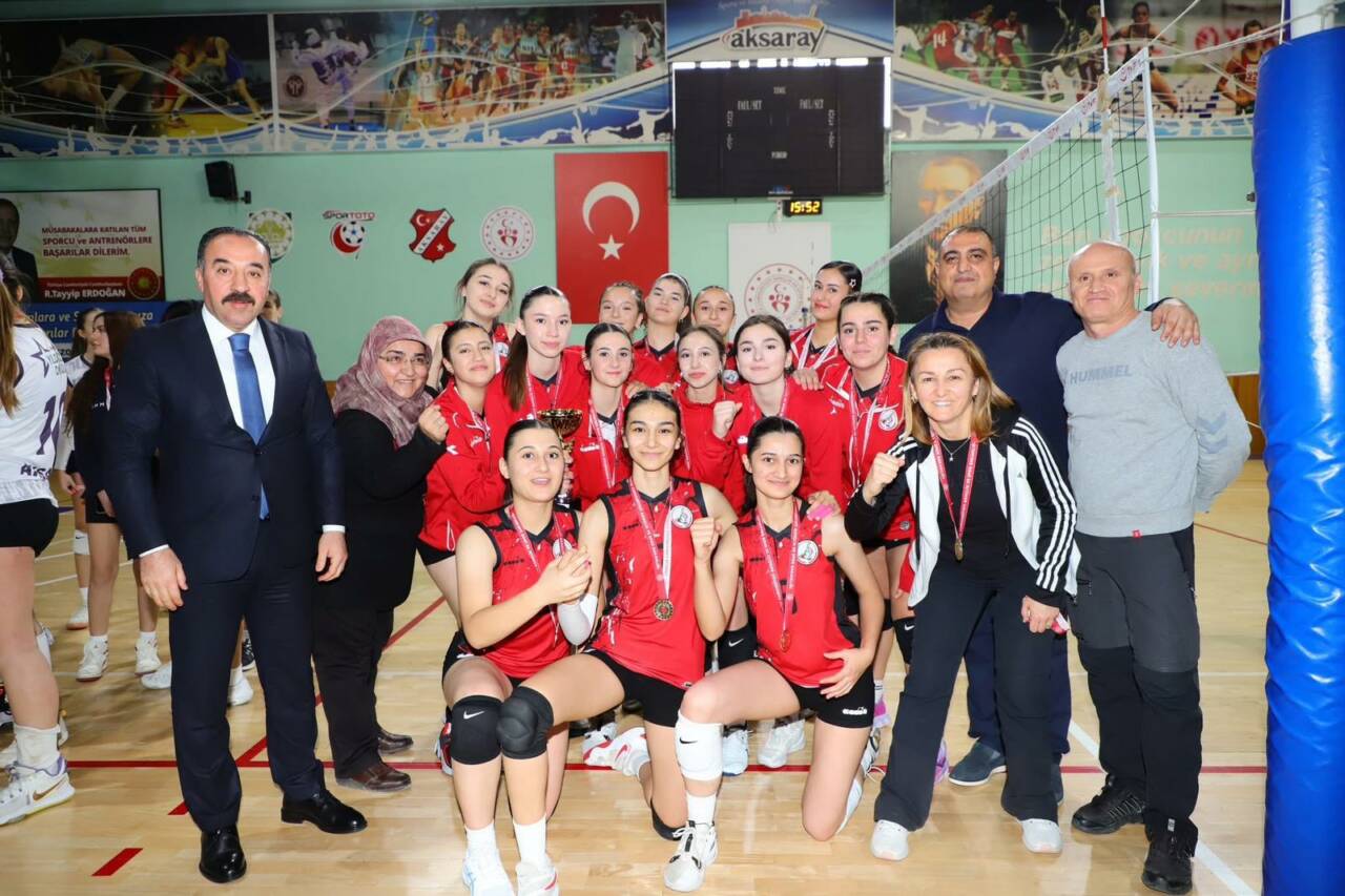 Aksaray’da Okul Sporları genç kızlar voleybol il birinciliği Atatürk Spor