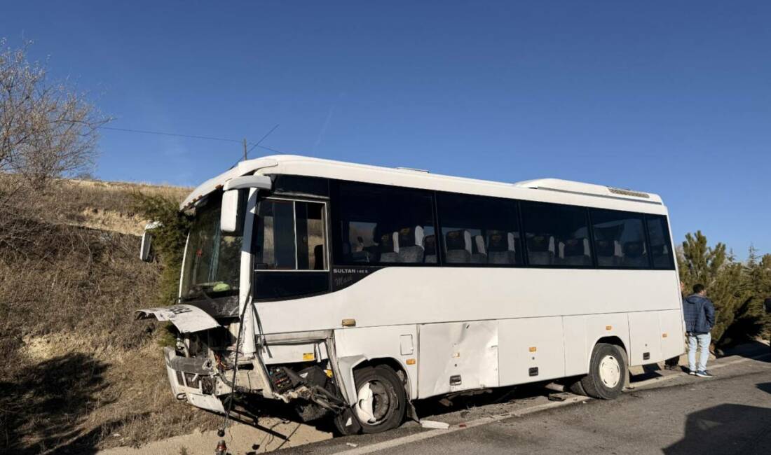 Nevşehir'in Ürgüp ilçesinde yaşanan olayda yolcu midibüsü ile otomobil çarpıştı.