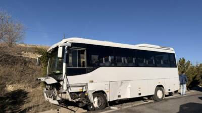 Nevşehir'in Ürgüp ilçesinde yaşanan olayda yolcu midibüsü ile otomobil çarpıştı.