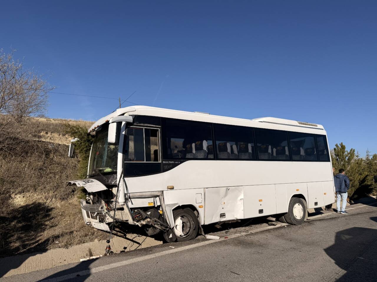 Nevşehir'in Ürgüp ilçesinde yaşanan olayda yolcu midibüsü ile otomobil çarpıştı.
