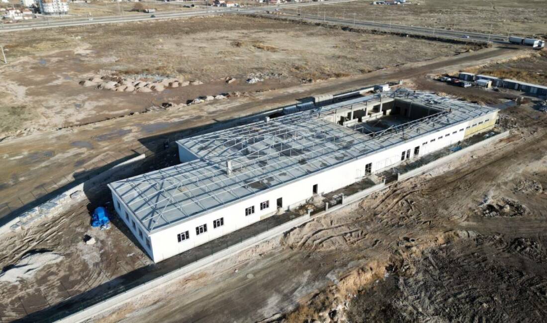 Aksaray Belediyesi, kış şartlarının etkisini sürdürmesine rağmen kent genelinde yürüttüğü