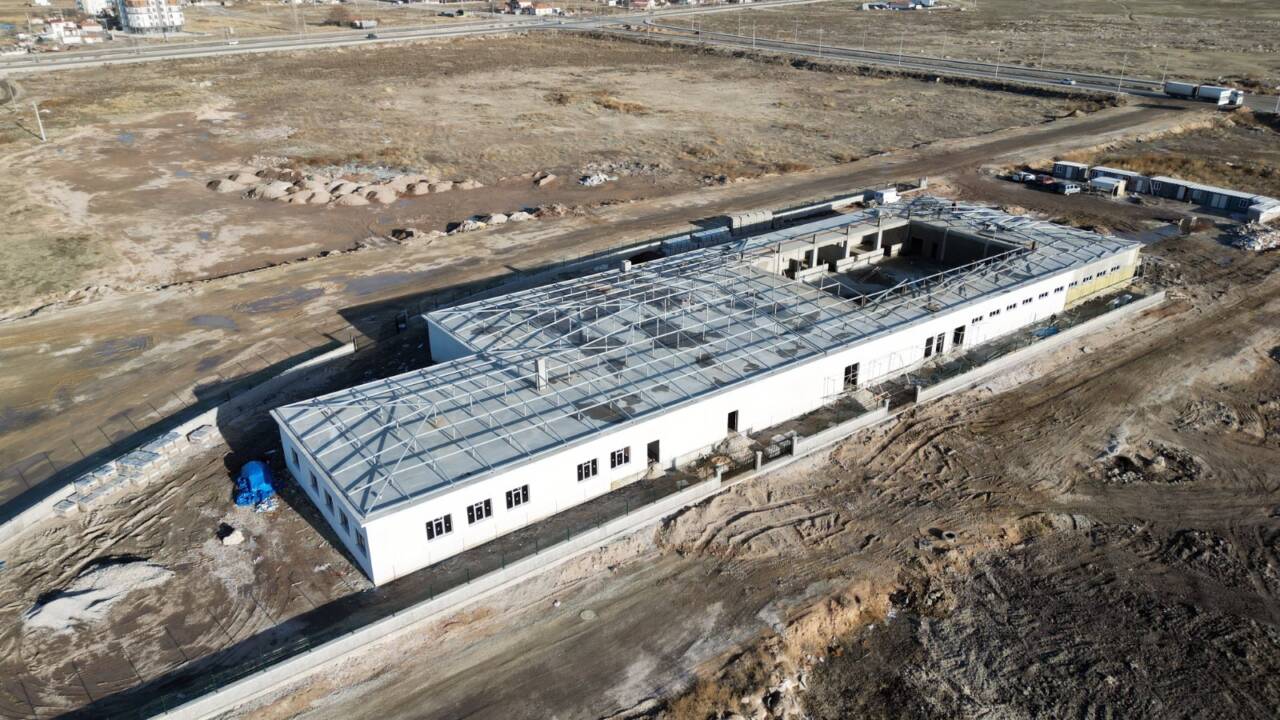 Aksaray Belediyesi, kış şartlarının etkisini sürdürmesine rağmen kent genelinde yürüttüğü