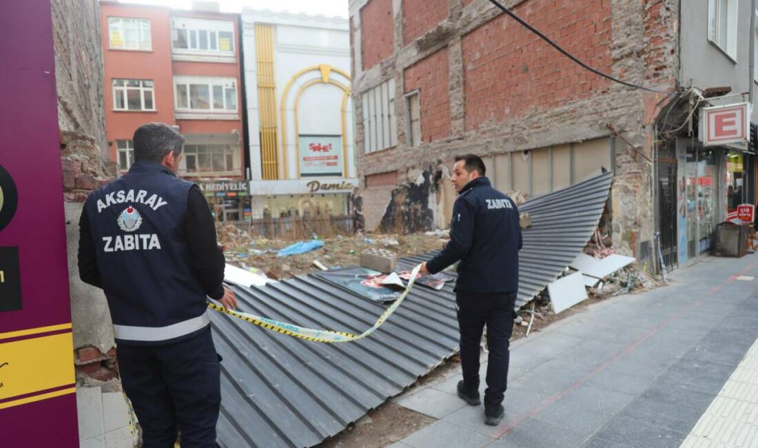 Sabah saatlerinden itibaren etkili olan fırtına Aksaray’da çatıları uçurdu, ağaçları