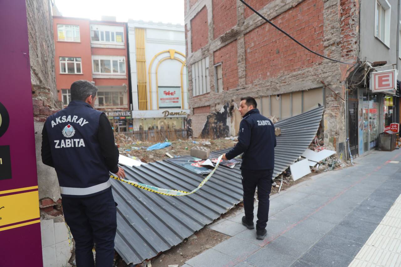 Sabah saatlerinden itibaren etkili olan fırtına Aksaray’da çatıları uçurdu, ağaçları