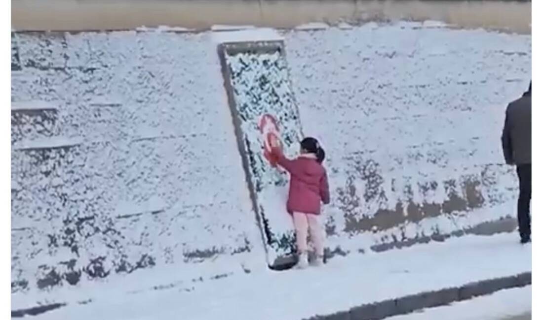Aksaray’da yoğun kar yağışı sırasında Türk bayrağını kardan temizleyip öpen