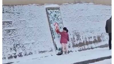 Aksaray’da yoğun kar yağışı sırasında Türk bayrağını kardan temizleyip öpen
