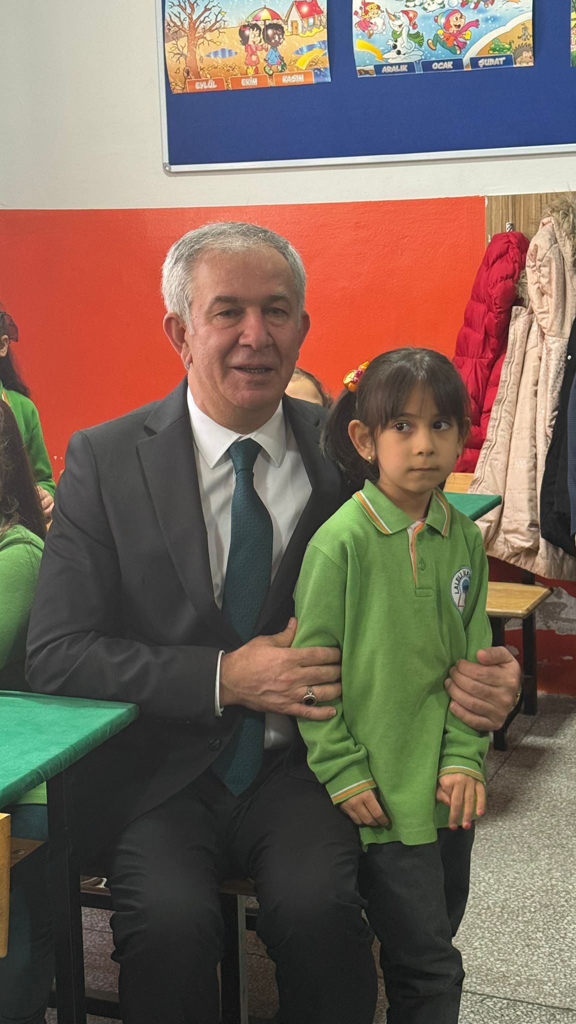 Aksaray’da etkili olan kar yağışı sonrası Ervah Kabristanlığı’nın duvarında bulunan