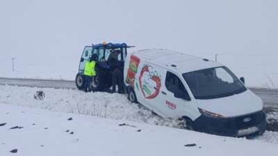 Yozgat'ta jandarma ekipleri kar ve tipi nedeniyle yolda kalan sürücülere