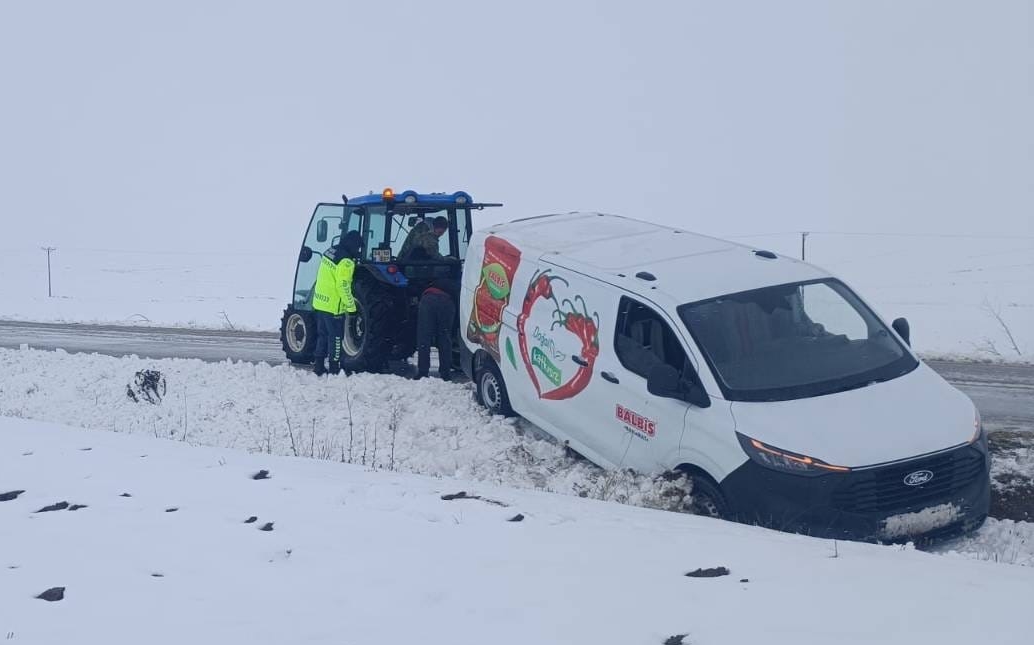 Yozgat'ta jandarma ekipleri kar ve tipi nedeniyle yolda kalan sürücülere