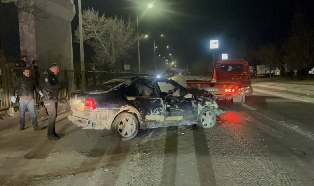 Eskişehir'in Tepebaşı ilçesinde yaşanan olayda ehliyetsiz sürücünün kullandığı otomobil refüje