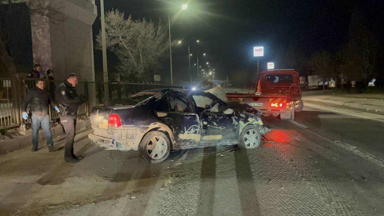 Eskişehir'in Tepebaşı ilçesinde yaşanan olayda ehliyetsiz sürücünün kullandığı otomobil refüje
