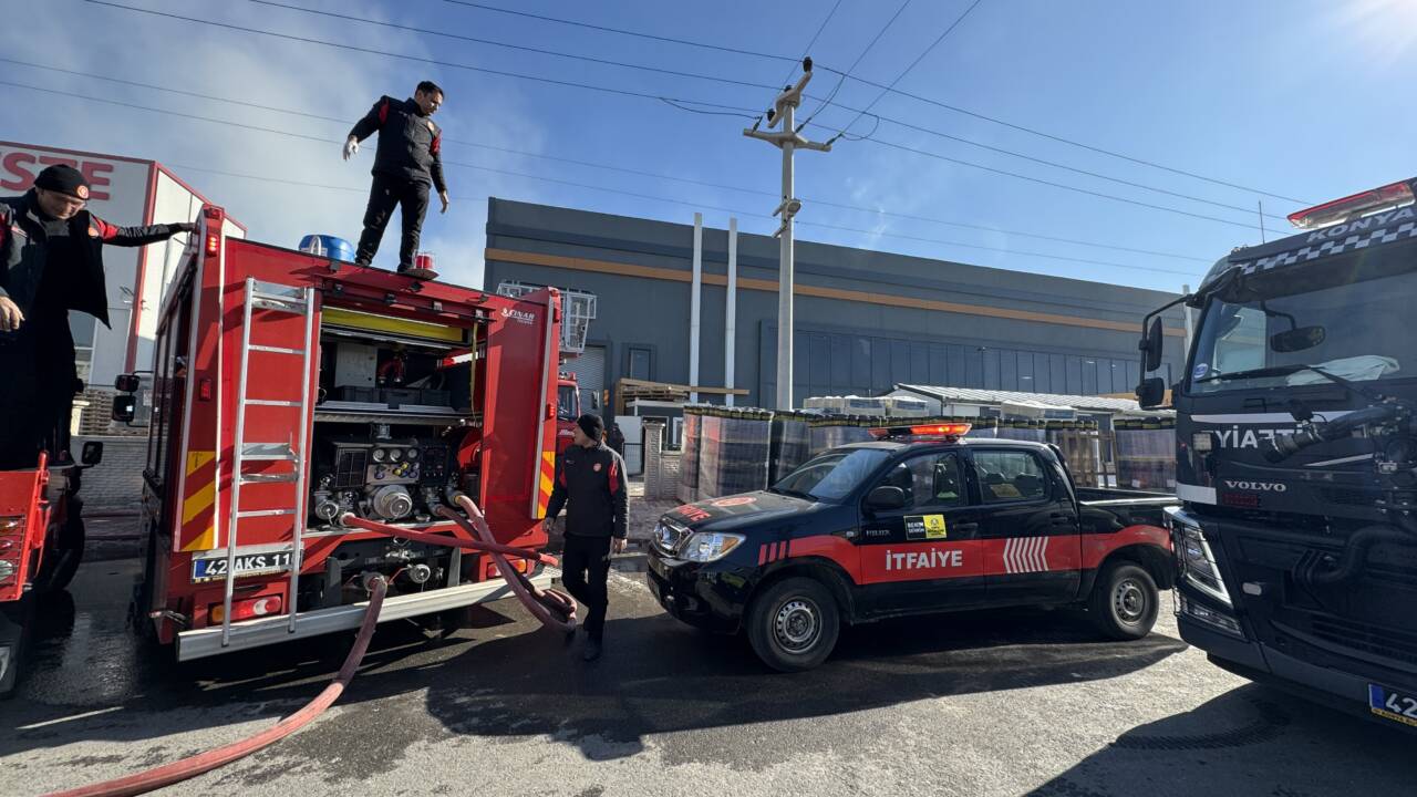 Konya'da sanayi sitesinde bulunan depoda yangın çıktı. Çıkan yangın itfaiye