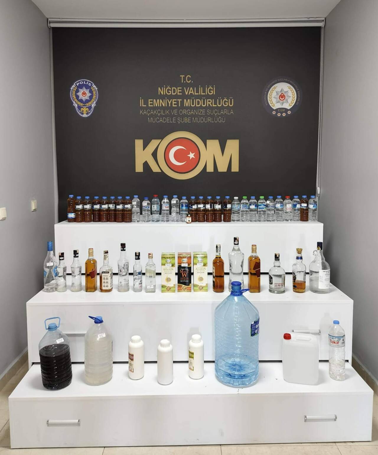 Niğde'de İl Emniyet Müdürlüğü  ekipleri tarafından düzenlenen sahte içki operasyonunda