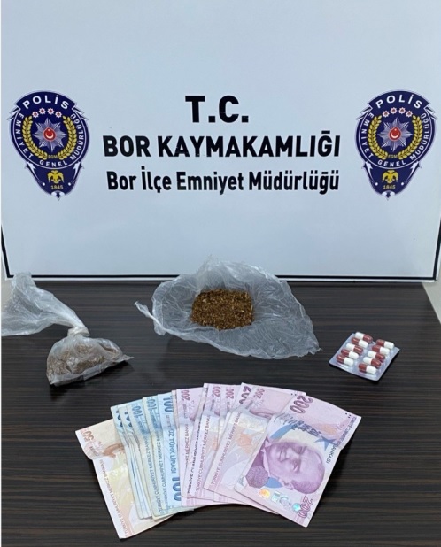 Niğde'nin Bor ilçesinde Emniyet Müdürlüğü ekipleri tarafından düzenlenen operasyonda gözaltına