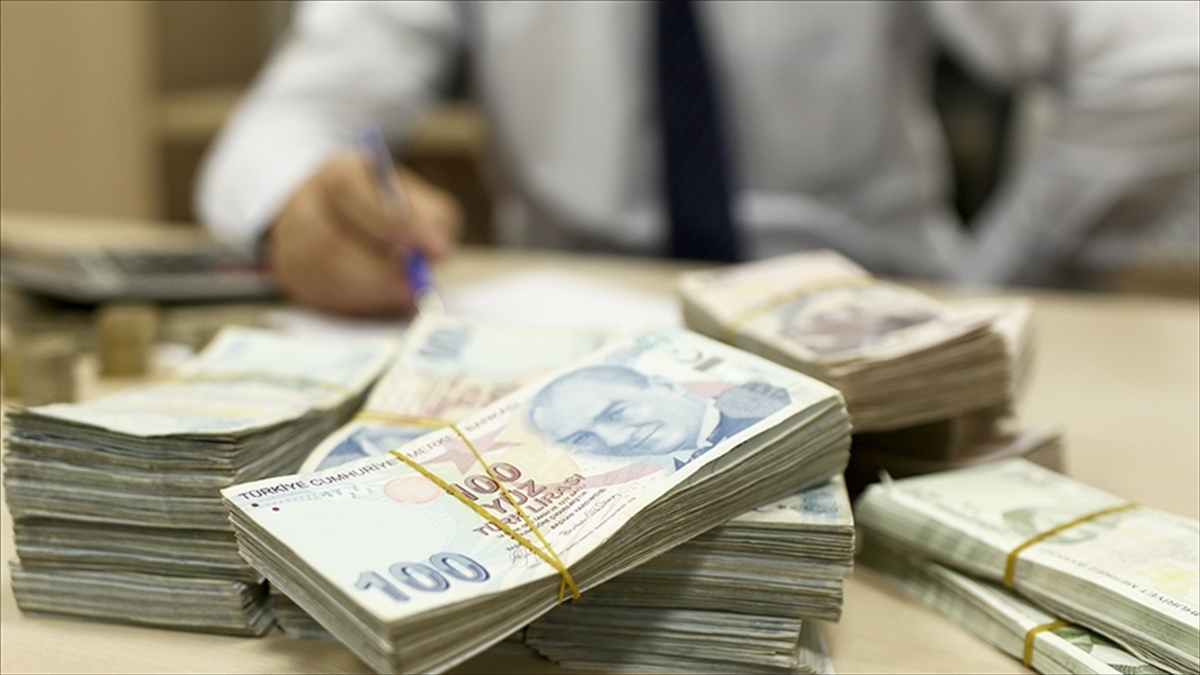 Asgari ücretin açıklanmasının ardından memur, sözleşmeli ve emeklilerin maaş artışlarını