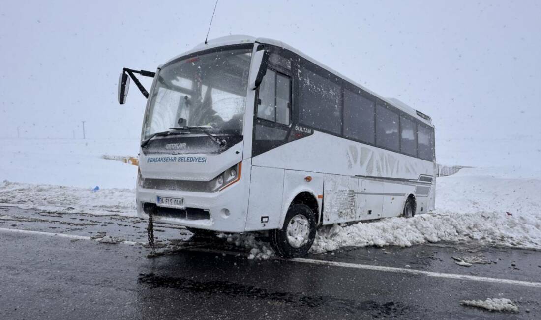 Kayseri'nin Pınarbaşı ilçesinde, cenazeye gidenleri taşıyan midibüsün devrilmesi sonucu 3'ü