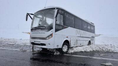 Kayseri'nin Pınarbaşı ilçesinde, cenazeye gidenleri taşıyan midibüsün devrilmesi sonucu 3'ü