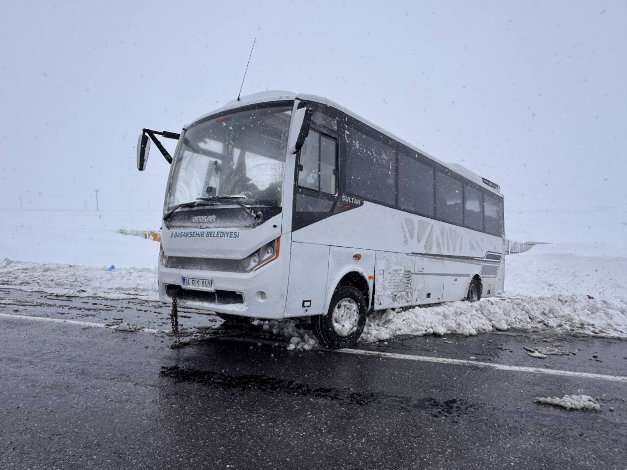 Kayseri'nin Pınarbaşı ilçesinde, cenazeye gidenleri taşıyan midibüsün devrilmesi sonucu 3'ü