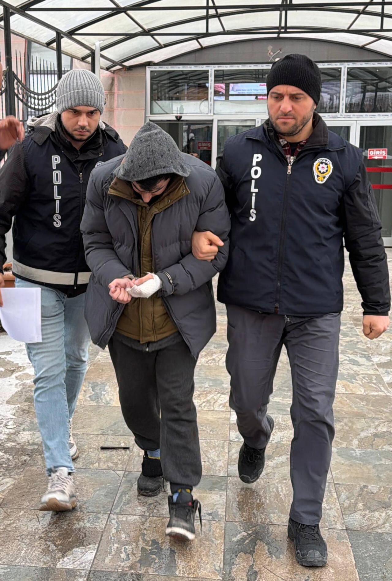 Eskişehir'in Tepebaşı ilçesinde üvey babasını bıçakla yaraladığı ileri sürülen şüpheli