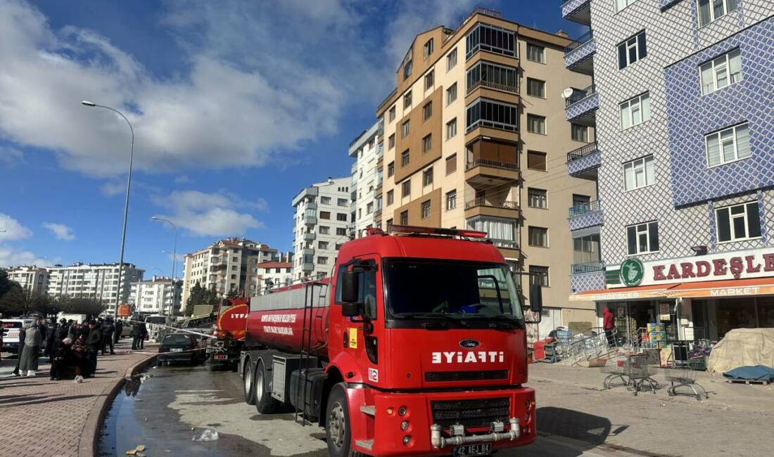 Konya'nın Selçuklu ilçesinde 9 katlı apartmanın çatı katında çıkan yangın
