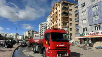 Konya'nın Selçuklu ilçesinde 9 katlı apartmanın çatı katında çıkan yangın