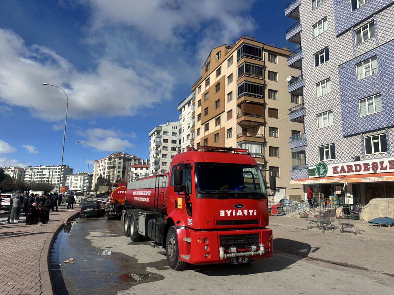 Konya'nın Selçuklu ilçesinde 9 katlı apartmanın çatı katında çıkan yangın
