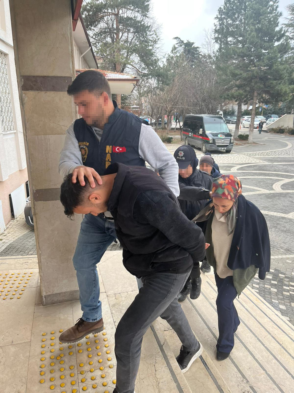 Konya'nın Akşehir ilçesinde düzenlenen uyuşturucu operasyonunda gözaltına alınan 2 şüpheli