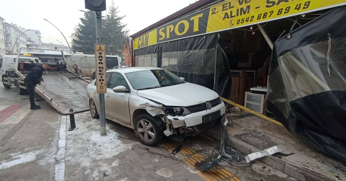 Karaman'da iki otomobilin çarpışması sonucu 3 kişi yaralandı.
