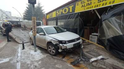 Karaman'da iki otomobilin çarpışması sonucu 3 kişi yaralandı.