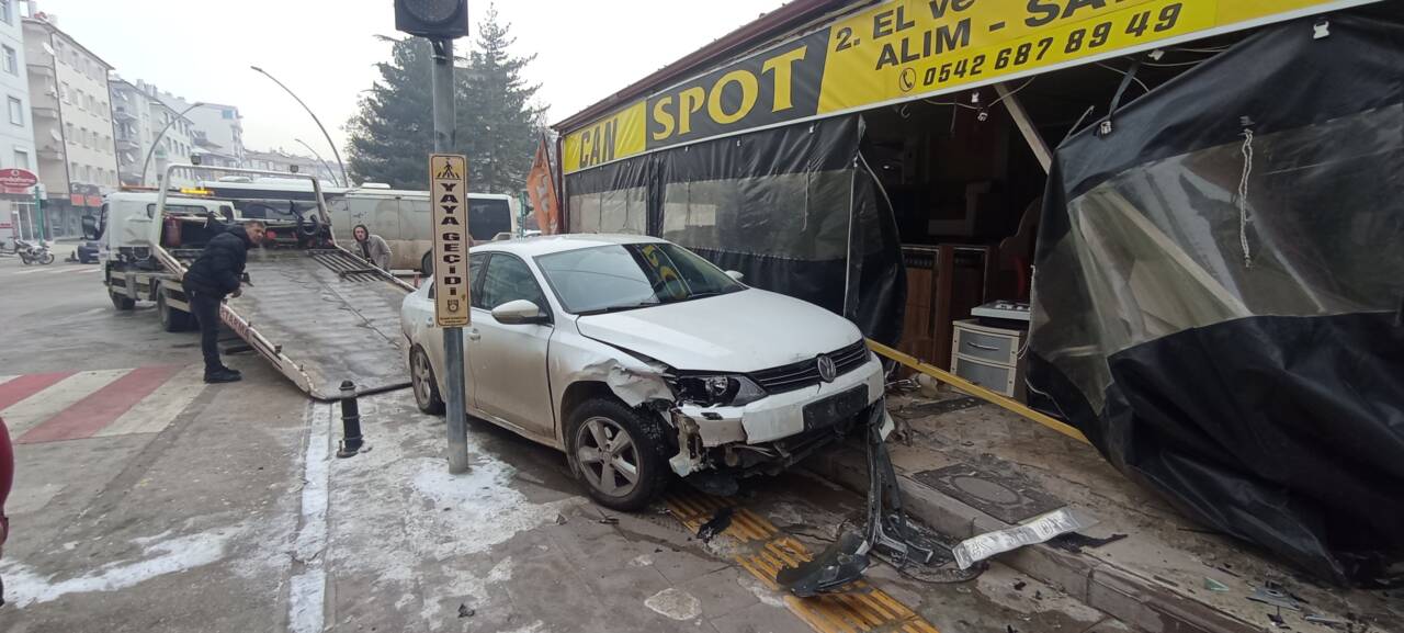 Karaman'da iki otomobilin çarpışması sonucu 3 kişi yaralandı.