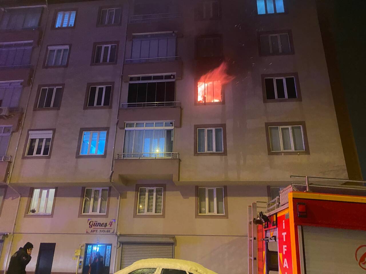 Konya'nın Seydişehir ilçesinde beş katlı apartmanda çıkan yangında 6 kişi