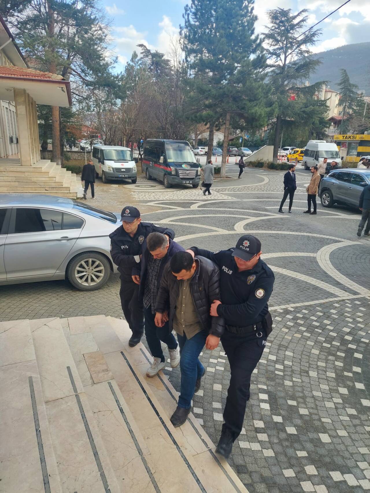 Konya'nın Akşehir ilçesinde düzenlenen silah kaçakçılığı operasyonunda gözaltına alınan 6