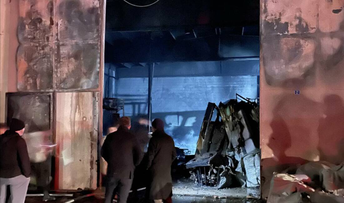 Kayseri'nin Melikgazi ilçesinde, mobilya fabrikasında çıkan yangın itfaiye ekiplerince söndürüldü.