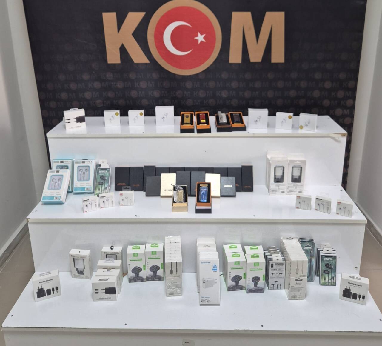 Kırşehir'de düzenlenen kaçakçılık operasyonlarında 2 zanlı gözaltına alındı.