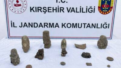 Kırşehir'de düzenlenen operasyonda tarihi eser niteliğinde olduğu değerlendirilen 14 obje