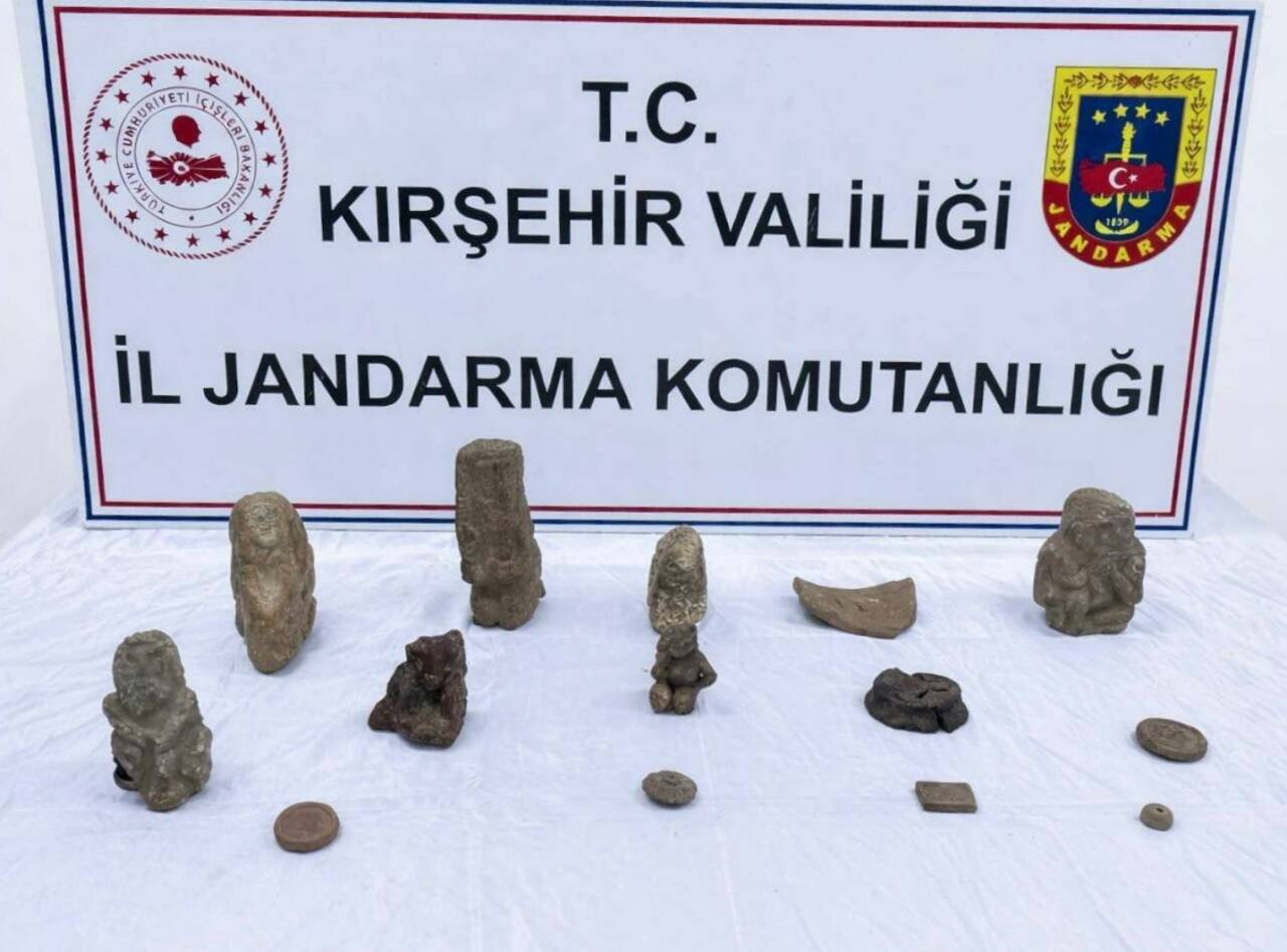 Kırşehir'de düzenlenen operasyonda tarihi eser niteliğinde olduğu değerlendirilen 14 obje