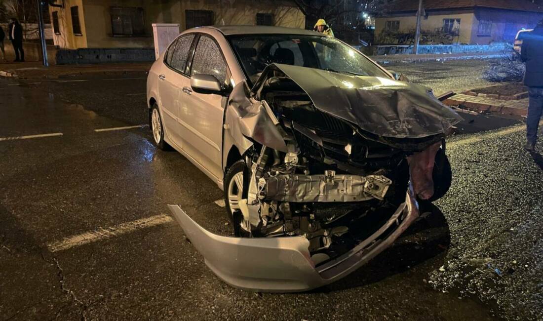Kayseri'de otomobille hafif ticari aracın çarpıştığı kazada yaralanan 4 kişi
