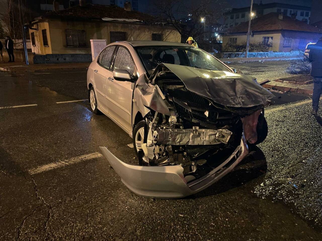 Kayseri'de otomobille hafif ticari aracın çarpıştığı kazada yaralanan 4 kişi