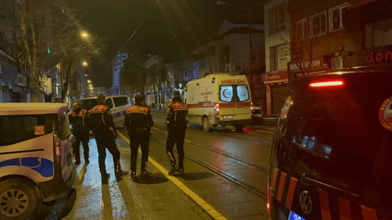 Eskişehir'in Odunpazarı ilçesinde çıkan silahlı kavgada 1 kişi yaralandı.