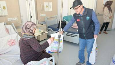 Aksaray Belediyesi, Aksaray Eğitim ve Araştırma Hastanesi’nde yatarak tedavi gören
