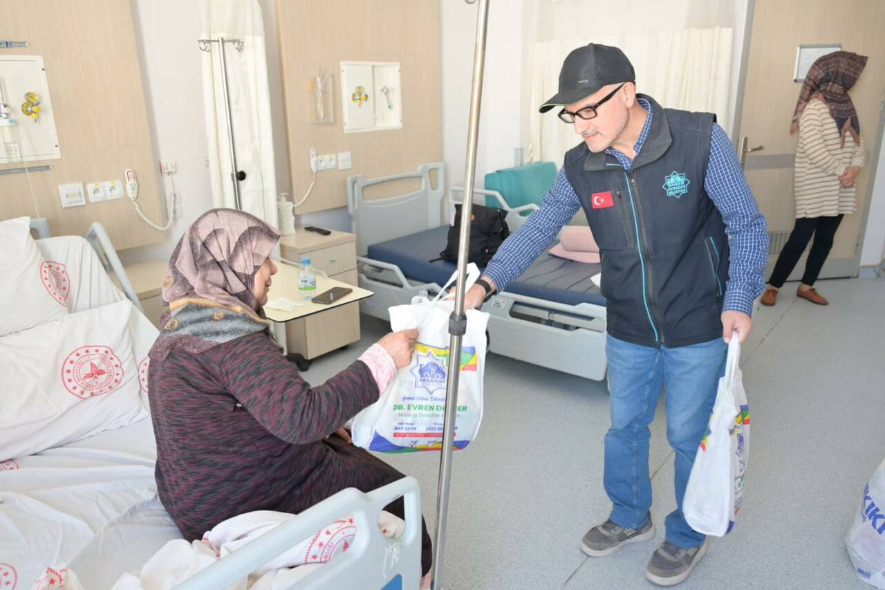 Aksaray Belediyesi, Aksaray Eğitim ve Araştırma Hastanesi’nde yatarak tedavi gören