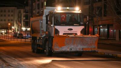 Aksaray’da etkili olan yoğun kar yağışının ardından kent genelinde buzlanma