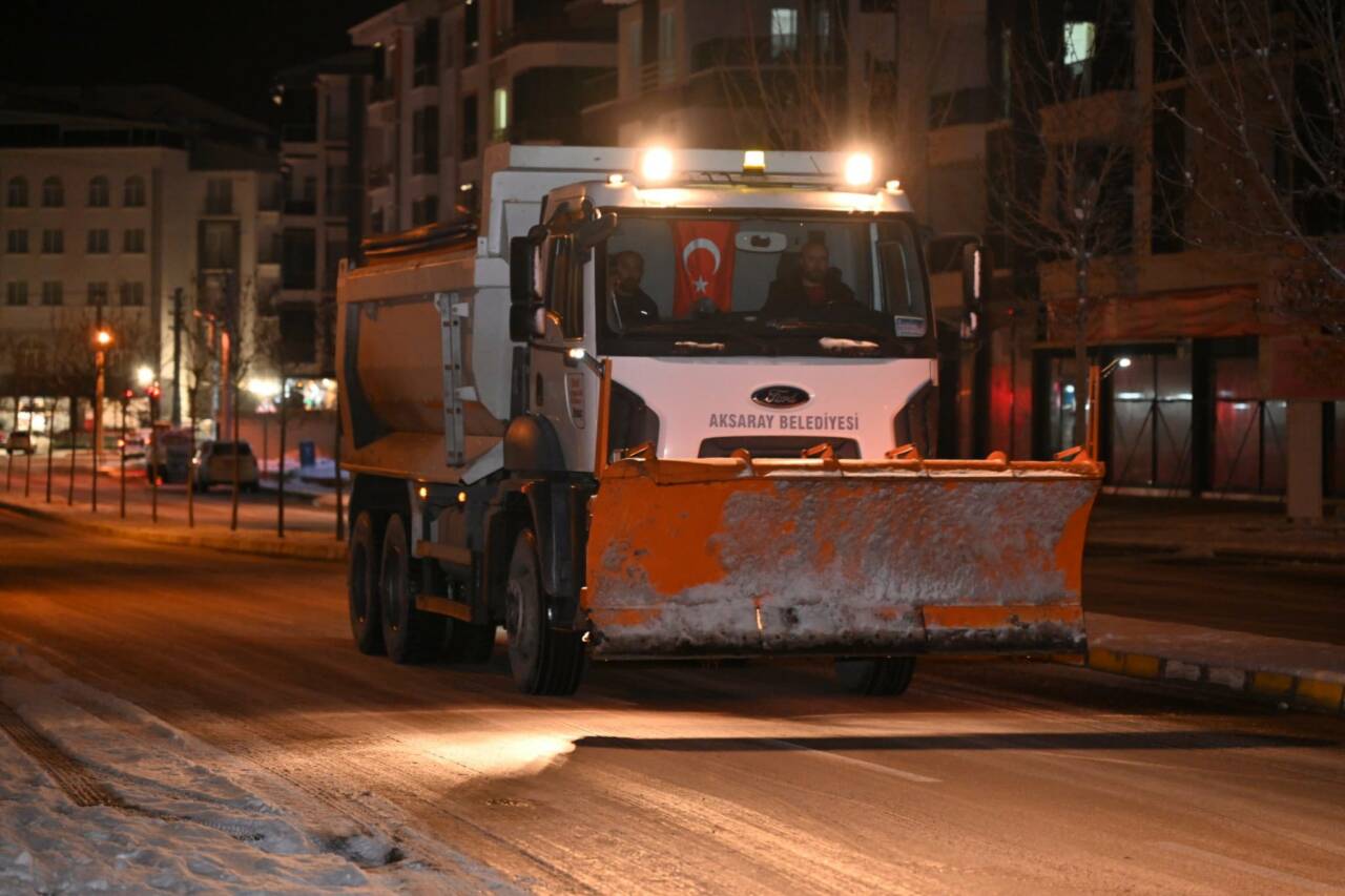 Aksaray’da etkili olan yoğun kar yağışının ardından kent genelinde buzlanma