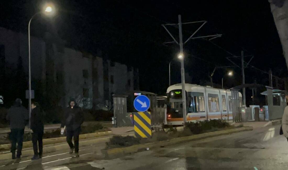 Eskişehir'de süratli bir otomobilin tramvaydan inen yayalara çarptı. Kaza sonucunda