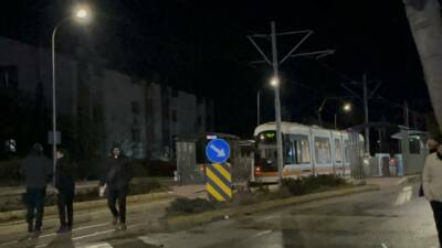 Eskişehir'de süratli bir otomobilin tramvaydan inen yayalara çarptı. Kaza sonucunda
