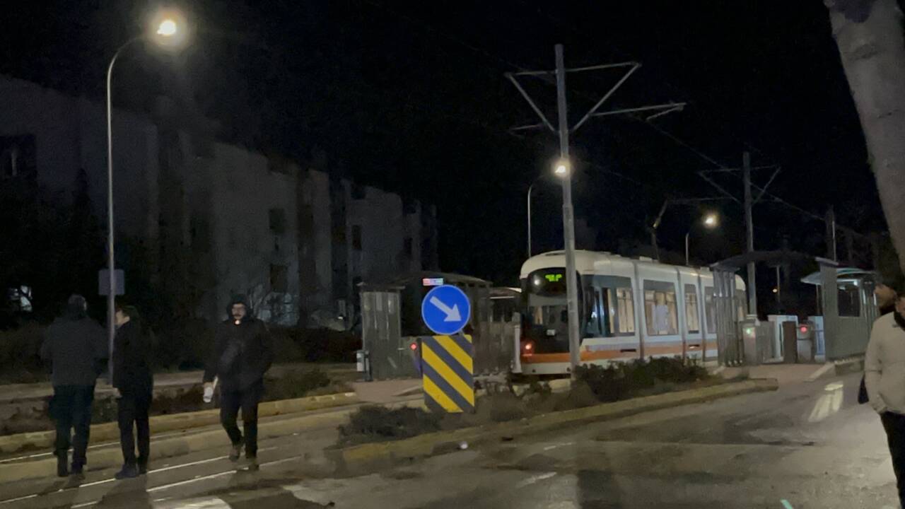 Eskişehir'de süratli bir otomobilin tramvaydan inen yayalara çarptı. Kaza sonucunda