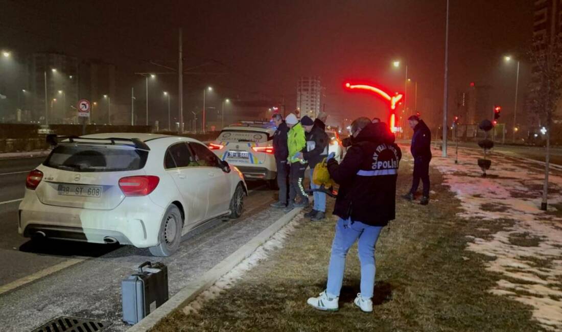 Kayseri’nin Melikgazi ilçesinde yaşanan olayda bir şahıs, araç inceleyen polis