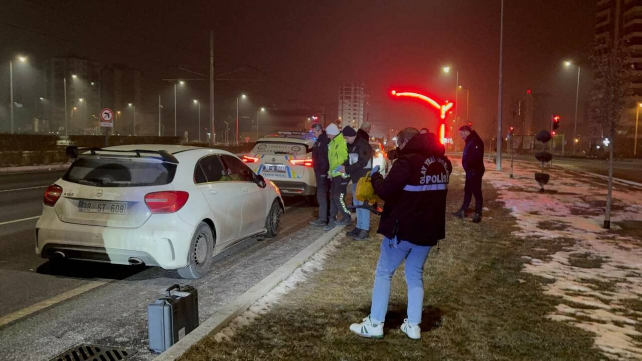 Kayseri’nin Melikgazi ilçesinde yaşanan olayda bir şahıs, araç inceleyen polis